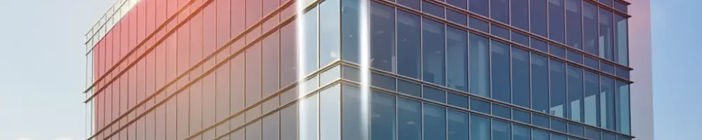 أسباب مهمة تجعل تركيب عازل حراري للزجاج خيارًا ذكيًا لمبناك